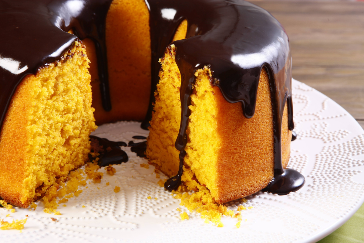 Bolo de cenoura com raspas de chocolate