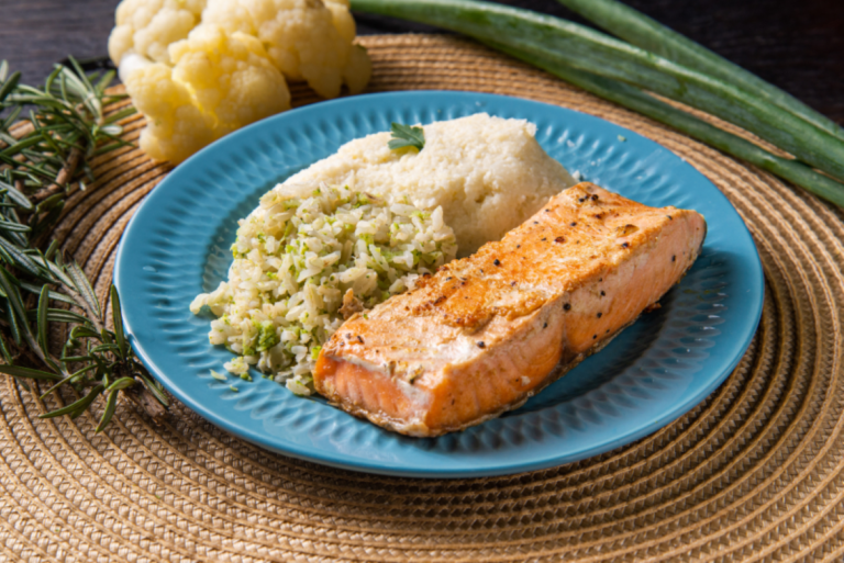 Salmão Assado e Arroz com Brócolis.